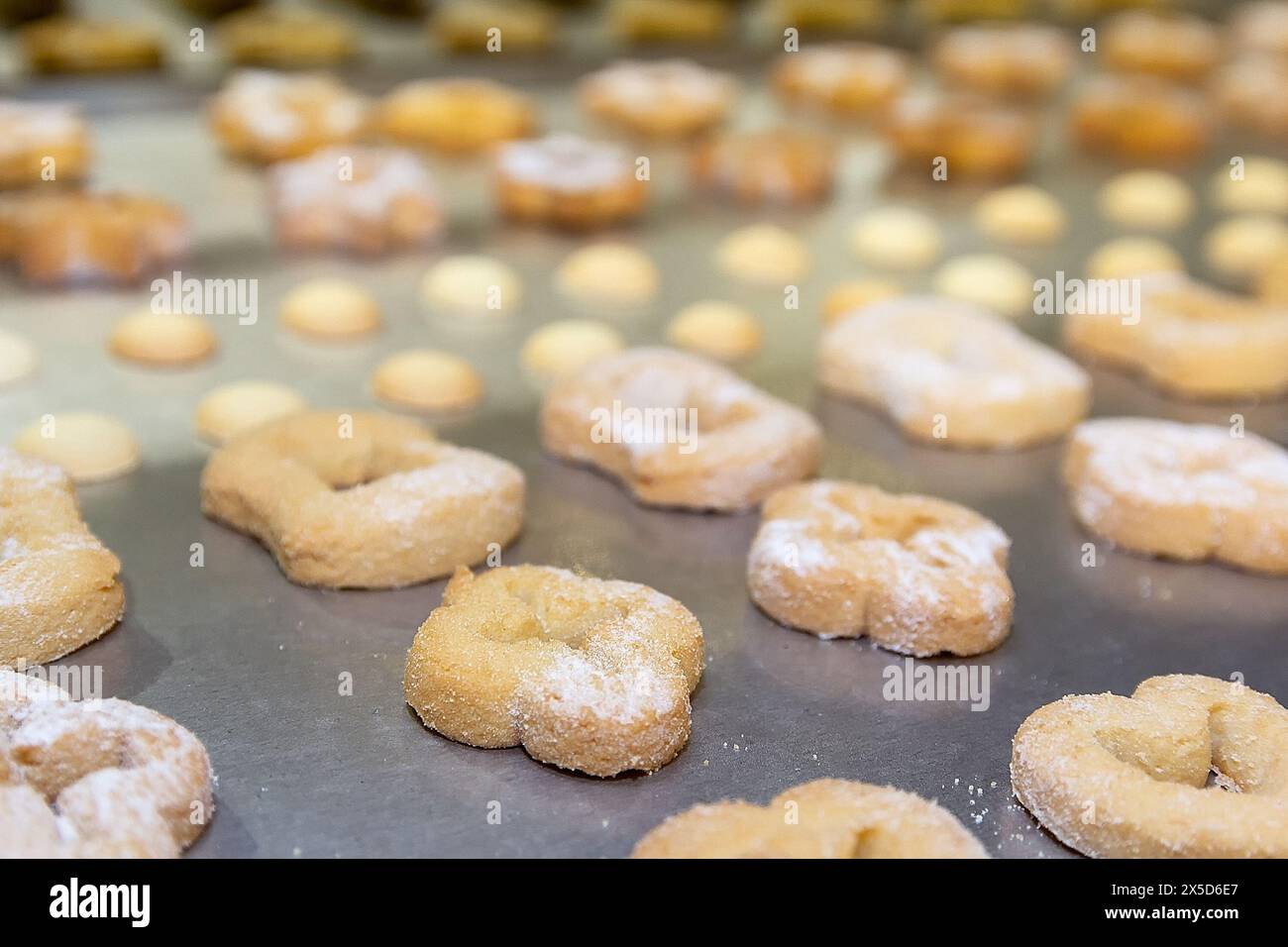 Automatisierte Kekse Formen die Maschine in Nahaufnahme. Essen Stockfoto