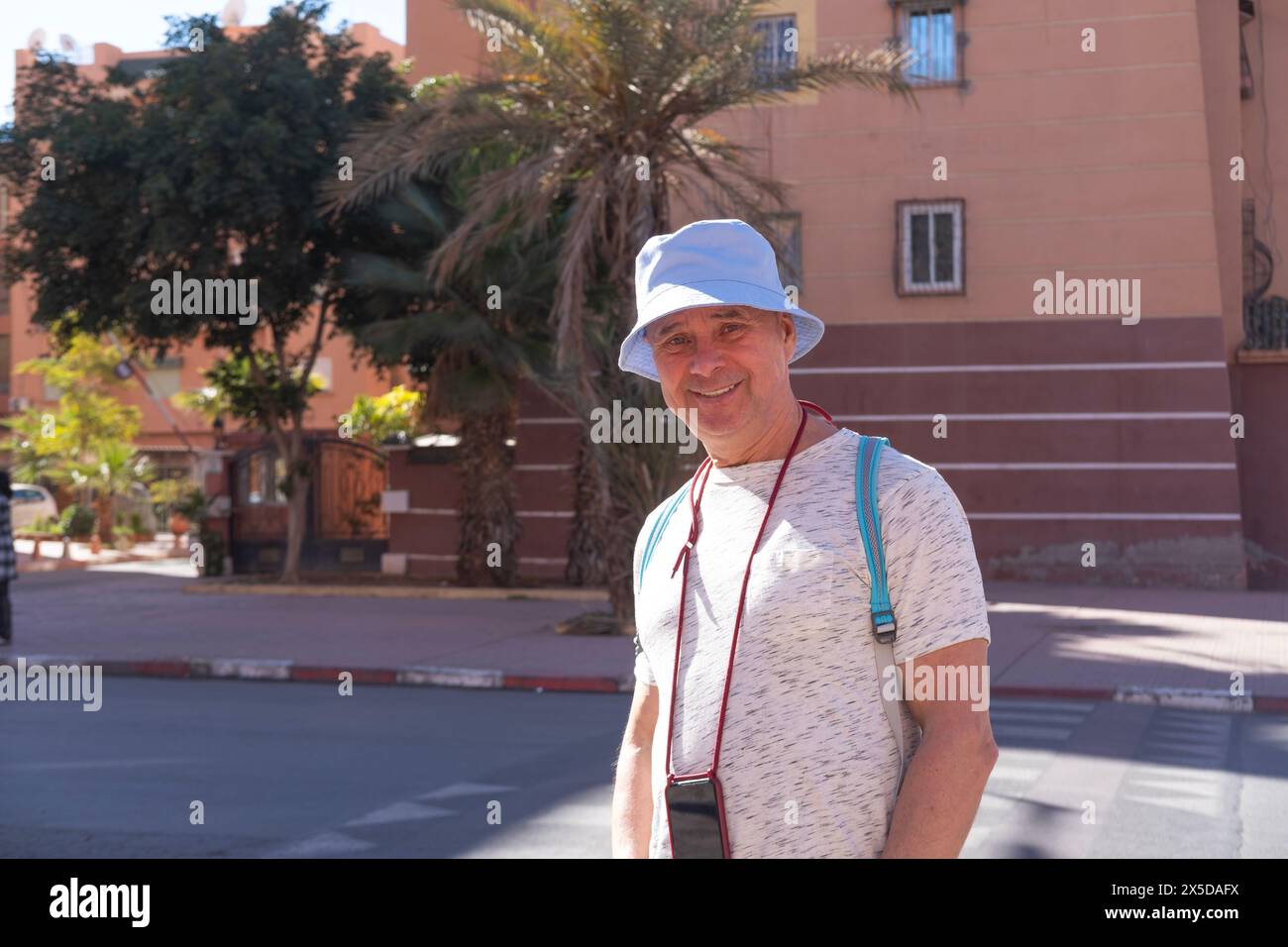 Männlicher Tourist auf den alten Straßen Marrakesch, Jamaa el Fna Platz, Tradition Bräuche Marokko, wimmelt von Leben und kulturellem Reichtum, Marrakesch, Marokko Stockfoto