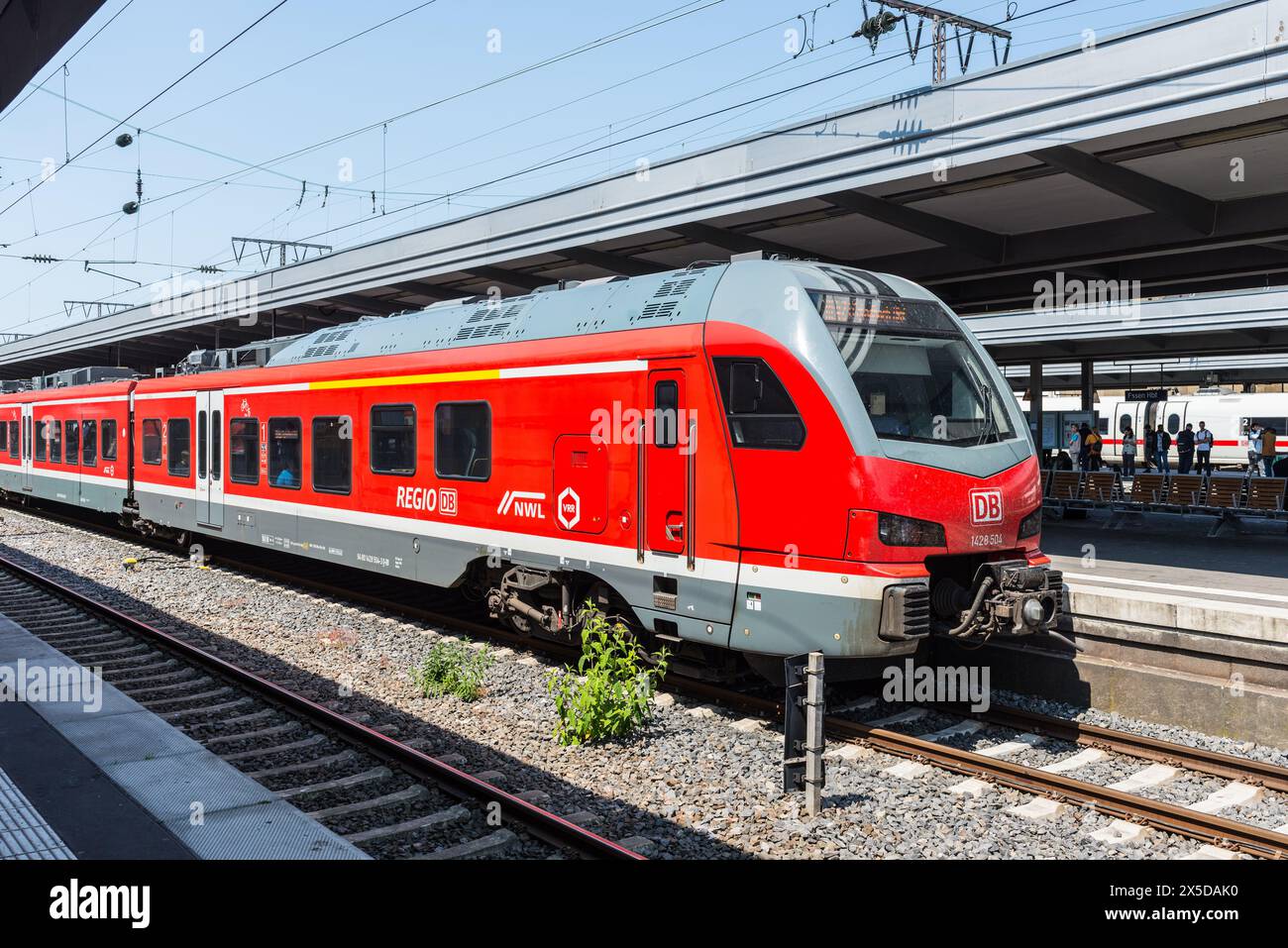 Essen, Deutschland - 5. Juni 2023: Der Regionalzug der Deutschen Bahn hält am Bahnsteig am Bahnhof Essen in Nordrhein-Westfalen, Germa Stockfoto