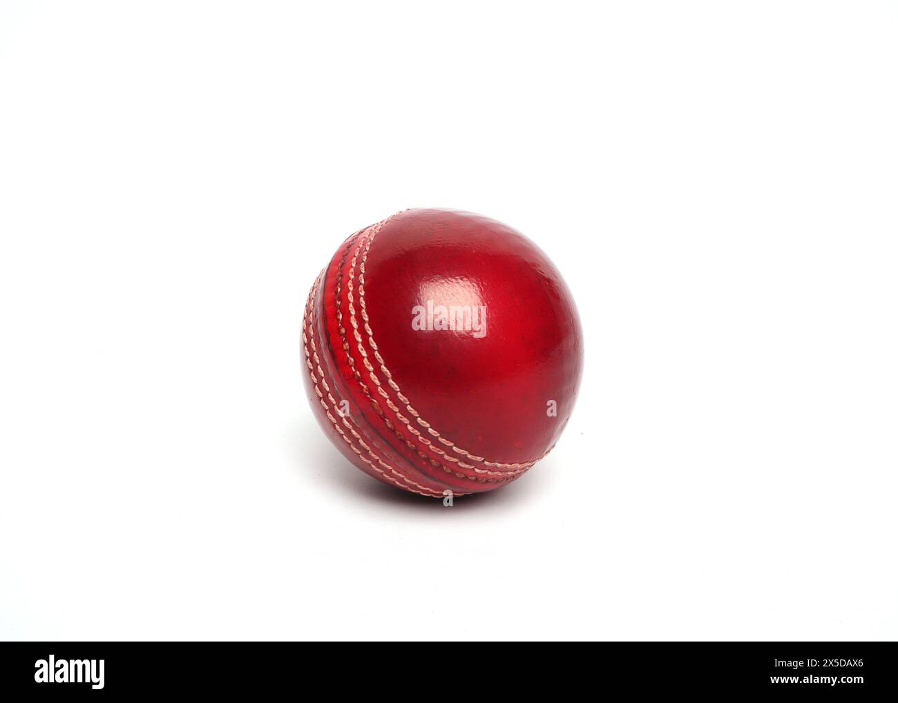 Rote Cricket-Lederkugel isoliert Stockfoto