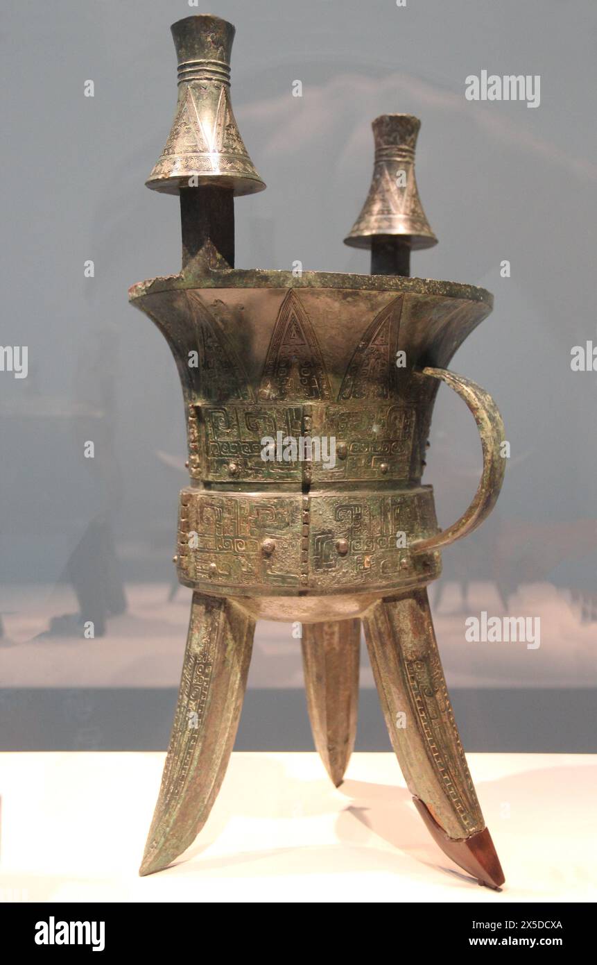 China: Jia-Weinschiff, späte Shang-Dynastie (ca. 1600 v. Chr. - ca. 1045 v. Chr.). Ein jia ist eine Art Behälter, in dem Wein aufbewahrt und auch Wein erhitzt werden. Es wird auch zeremoniell verwendet, um Wein in den Boden zu gießen. Stockfoto China: Jia-Weinschiff, späte Shang-Dynastie (ca. 1600 v. Chr. - ca. 1045 v. Chr.). Ein jia ist eine Art Behälter, in dem Wein aufbewahrt und auch Wein erhitzt werden. Es wird auch zeremoniell verwendet, um Wein in den Boden zu gießen. Stockfoto