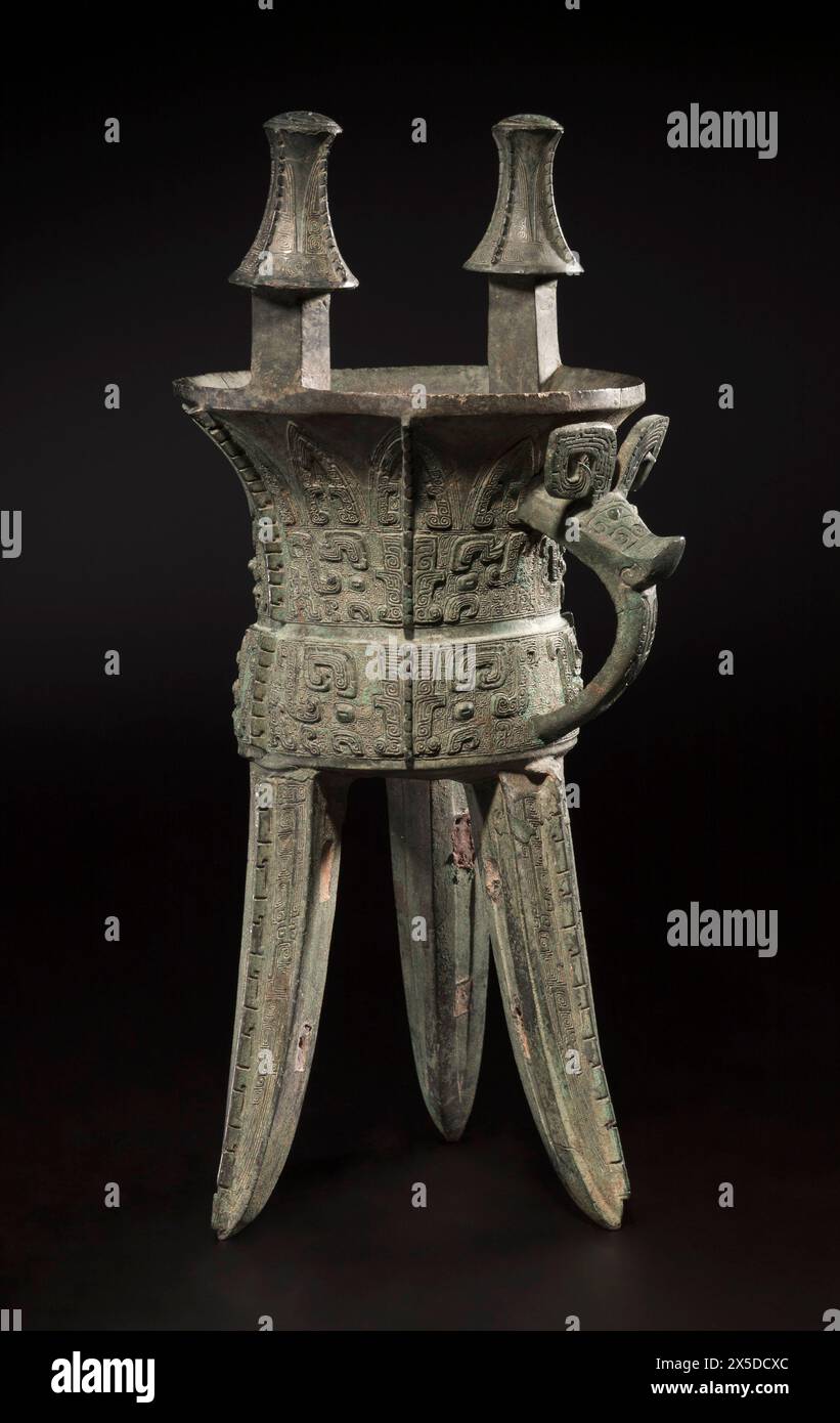 China: Jia-Weinschiff, späte Shang-Dynastie (ca. 1600 v. Chr. - ca. 1045 v. Chr.). Ein jia ist eine Art Behälter, in dem Wein aufbewahrt und auch Wein erhitzt werden. Es wird auch zeremoniell verwendet, um Wein in den Boden zu gießen. Stockfoto China: Jia-Weinschiff, späte Shang-Dynastie (ca. 1600 v. Chr. - ca. 1045 v. Chr.). Ein jia ist eine Art Behälter, in dem Wein aufbewahrt und auch Wein erhitzt werden. Es wird auch zeremoniell verwendet, um Wein in den Boden zu gießen. Stockfoto
