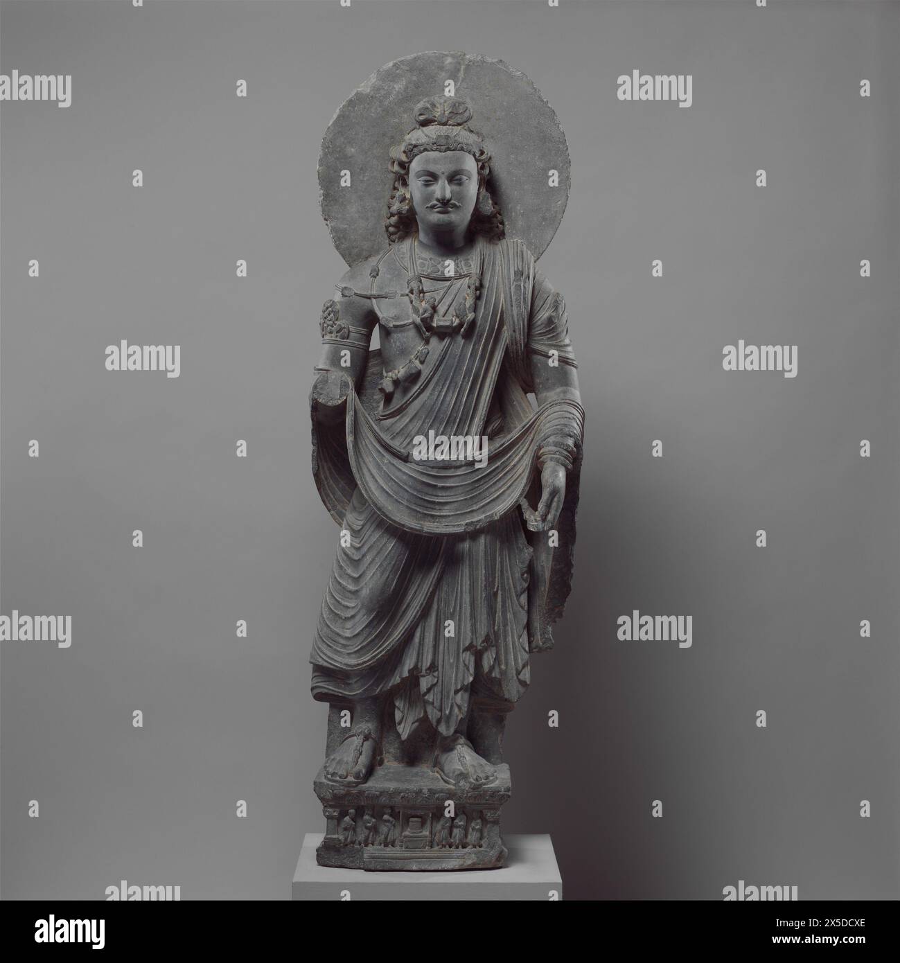 Pakistan: Bodhisattva Maiitreya oder der Buddha der Zukunft, Gandhara, 3. Jahrhundert. Metropolitan Museum of Art, New York. Gandhara ist bekannt für den unverwechselbaren Gandhara-Stil der buddhistischen Kunst, der sich aus einer Verschmelzung von griechischem, syrischem, persischem und indischem künstlerischem Einfluss entwickelte. Diese Entwicklung begann während der parthischen Zeit (50 v. Chr. – 75 v. Chr.). Der Gandharan-Stil blühte und erreichte seinen Höhepunkt während der Kushan-Zeit vom 1. Bis zum 5. Jahrhundert. Stockfoto