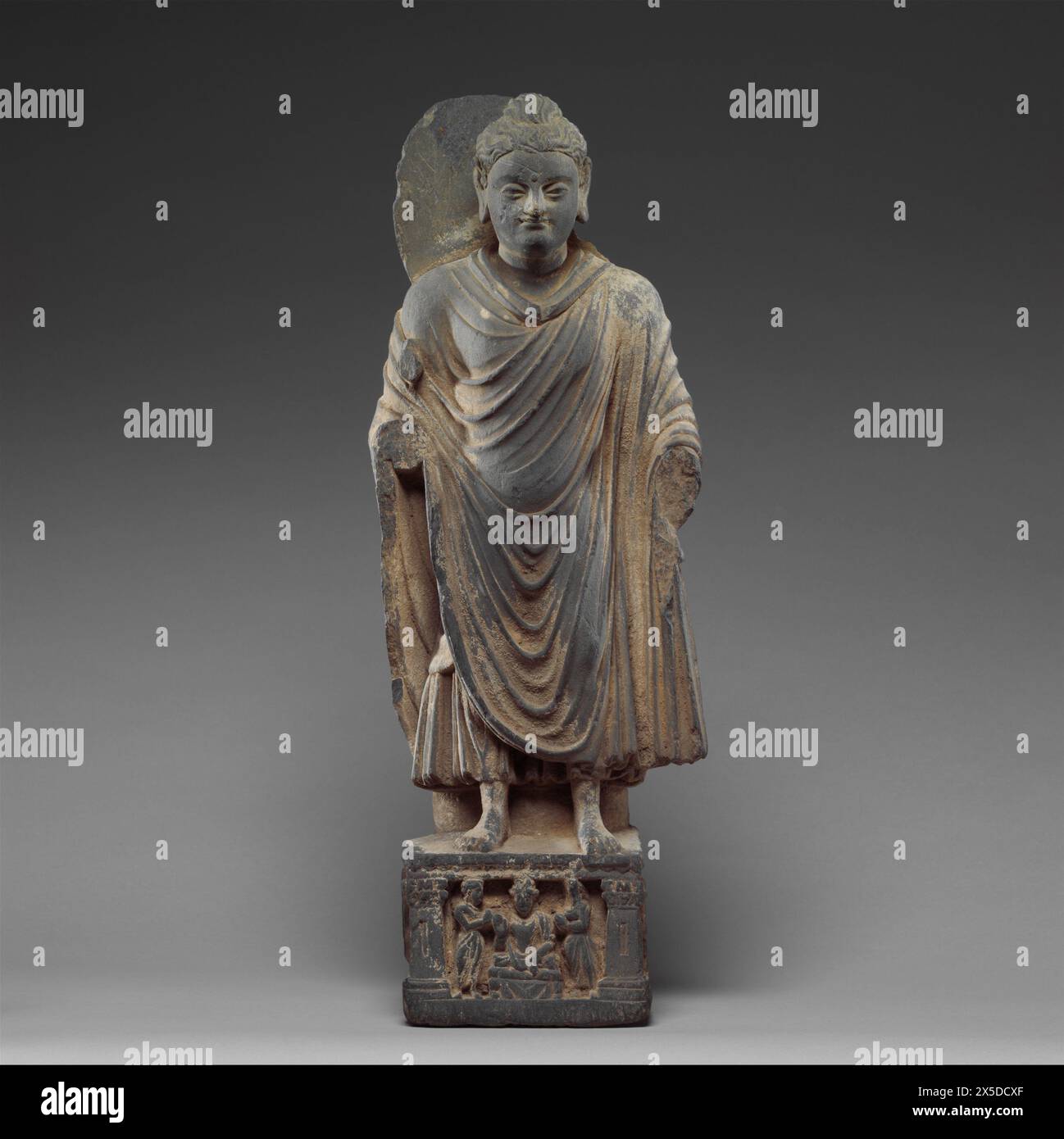 Pakistan: Stehender Buddha, Gandhara, 3. Bis 4. Jahrhundert. Metropolitan Museum of Art, New York. Gandhara ist bekannt für den unverwechselbaren Gandhara-Stil der buddhistischen Kunst, der sich aus einer Verschmelzung von griechischem, syrischem, persischem und indischem künstlerischem Einfluss entwickelte. Diese Entwicklung begann während der parthischen Zeit (50 v. Chr. – 75 v. Chr.). Der Gandharan-Stil blühte und erreichte seinen Höhepunkt während der Kushan-Zeit vom 1. Bis zum 5. Jahrhundert. Stockfoto
