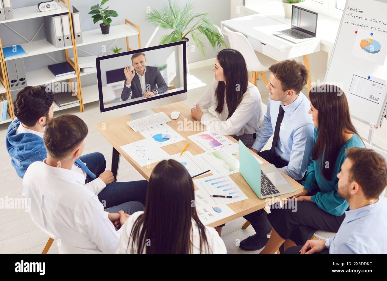 Geschäftsleute, die Online-Videokonferenzen im Besprechungsraum mit einem Kollegen im Büro durchführen Stockfoto