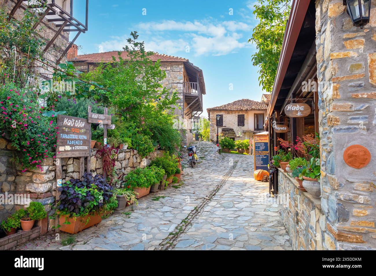 Straße und traditionelle Häuser im alten Bergdorf Palaios Panteleimonas. Griechenland Stockfoto