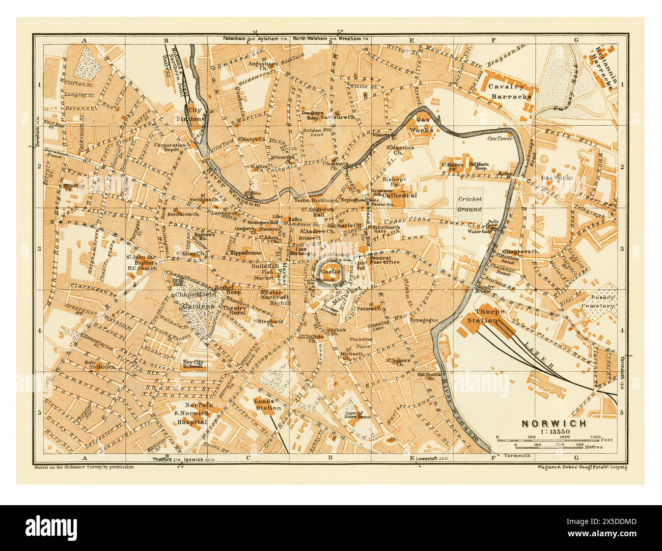 Eine gedruckte Farbkarte des Stadtzentrums von Norwich, Norfolk, England, wurde 1927 hergestellt. Es wurde in Leipzig produziert und in Reiseführern der 1920er Jahre eingefügt. Es zeigt die Lage von Schloss und Dom sowie die drei Bahnhöfe, die damals in Betrieb waren (heute ist nur der Bahnhof Thorpe in Betrieb). Der Fluss Wensum schlängelt sich durch die Stadt – klassische Grafiken aus den 1920er Jahren. Stockfoto