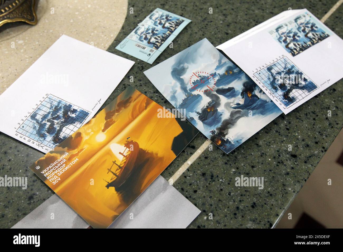 Nicht exklusiv: DNIPRO, UKRAINE - 08. MAI 2024 - Postkarten werden während der besonderen Absage der russischen Militärflotte - zum Bot gesehen Stockfoto