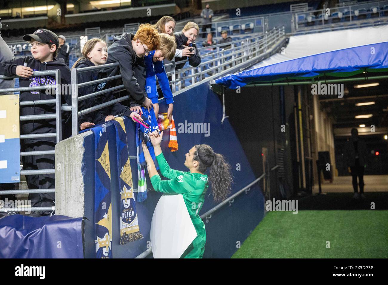 Seattle, Washington, USA. Mai 2024. Torwart LAUREL IVORY #18 von Seattle Reign gibt Autogramme für FANS ab, nach dem Spiel Seattle Reign gegen Kansas City Current, wobei das Spiel mit einem Unentschieden 0-0 am 5-8-24. (Kreditbild: © Melissa Levin/ZUMA Press Wire) NUR REDAKTIONELLE VERWENDUNG! Nicht für kommerzielle ZWECKE! Stockfoto