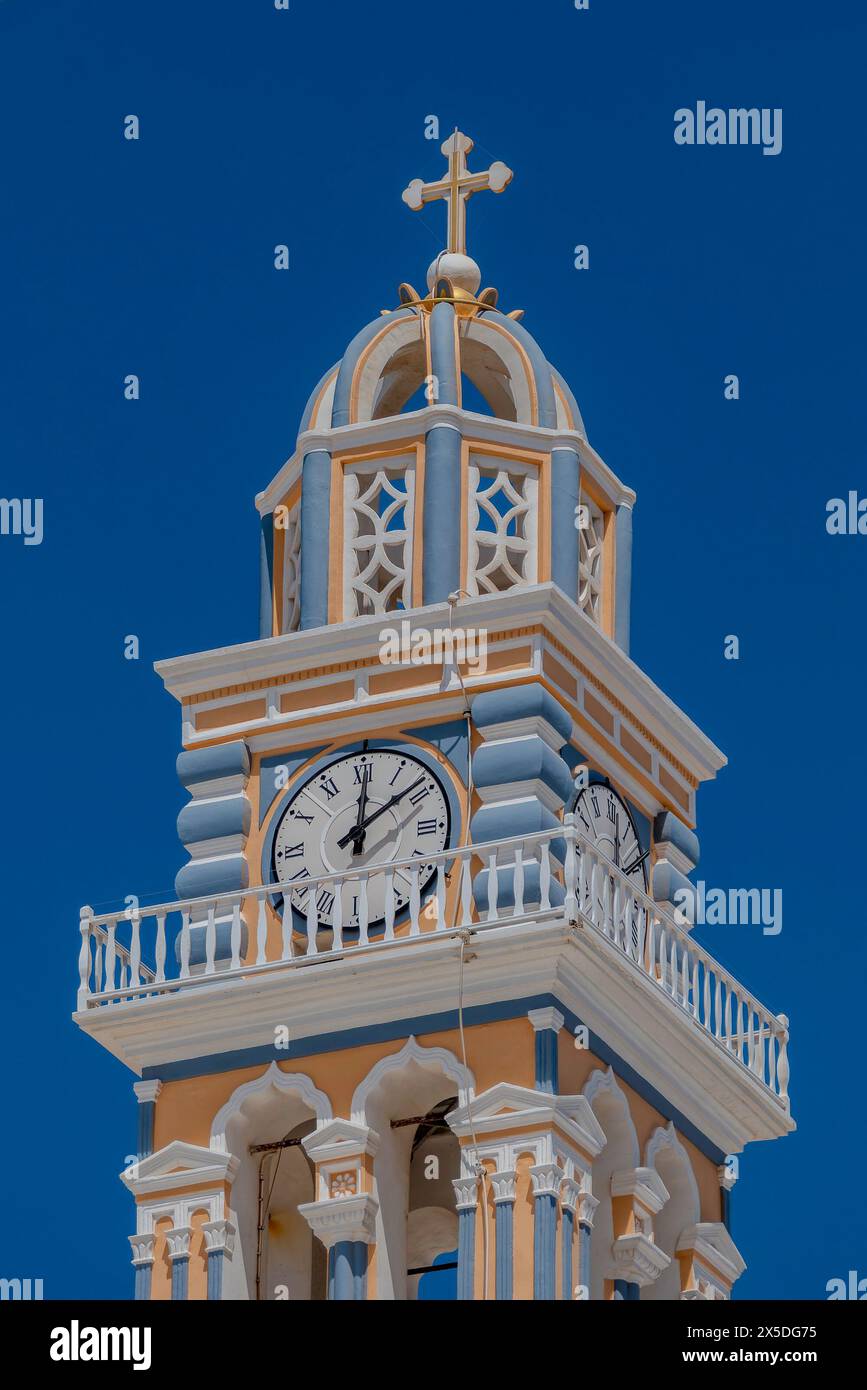 Santorini, Griechenland, 3. Mai 2024. Uhr der Kathedrale des Heiligen Johannes des Täufers in Fira Stockfoto