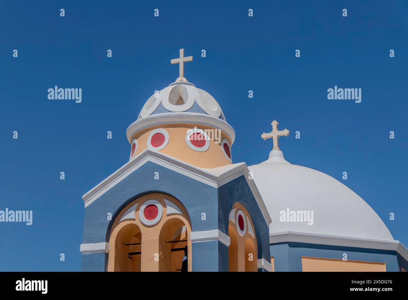 Santorini, Griechenland, 3. Mai 2024. Dach der Kirche St. Stylianos bis Fira Stockfoto
