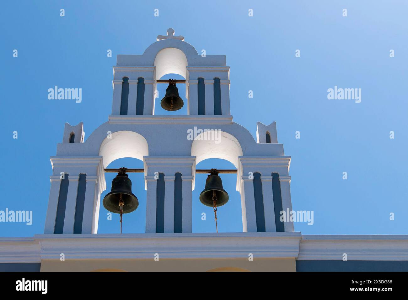 Santorini, Griechenland, 3. Mai 2024. Die drei Glocken der Himmelfahrt der Heiligen Jungfrau Maria in Fira Stockfoto