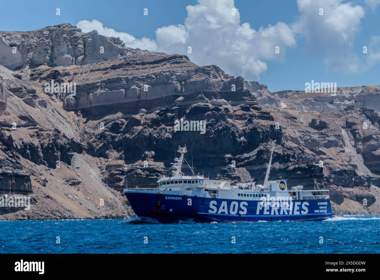 Santorini, Griechenland, 4. Mai 2024. Boot der Firma Saos Ferries im Hafen von Fira Stockfoto