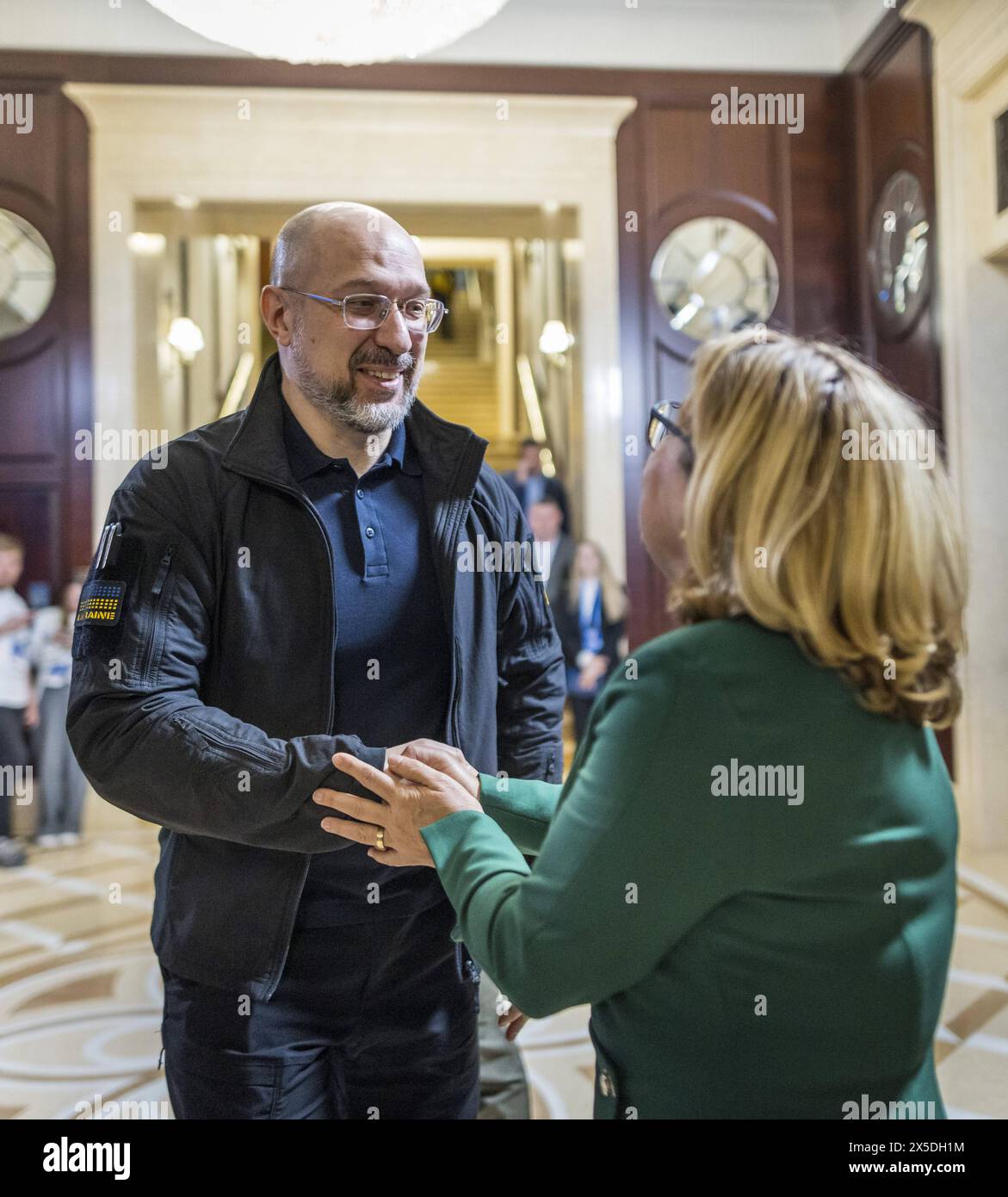 Svenja Schulze SPD, Bundesministerin für wirtschaftliche Zusammenarbeit und Entwicklung, aufgenommen im Rahmen Ihrer Reise in die Ukraine. Hier mit Premierminister Denys Schmyhal bei der Veranstaltung Gipfeltreffen der Städte und Regionen. Fotografiert im Auftrag des Bundesentwicklungsministeriums Kiew Ukraine *** Svenja Schulze SPD , Bundesministerin für wirtschaftliche Zusammenarbeit und Entwicklung, fotografiert während ihrer Reise in die Ukraine hier mit Premierminister Denys Schmyhal beim Gipfeltreffen der Städte und Regionen, fotografiert im Auftrag des Bundesministeriums für wirtschaftliche Zusammenarbeit und Entwicklung Ki Stockfoto