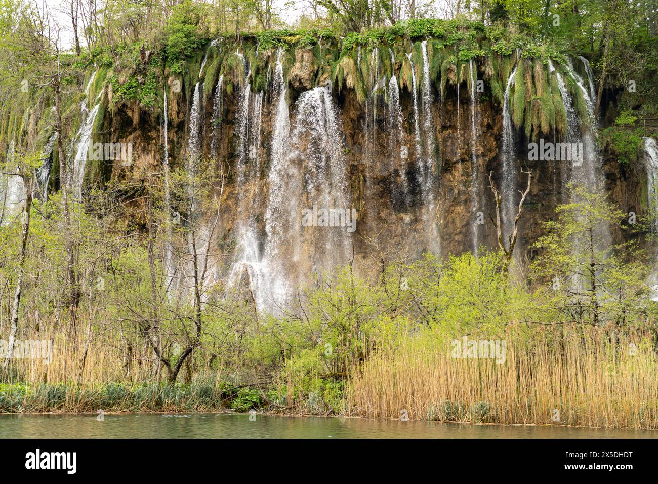 Veliki Prstavac Wasserfall der Wasserfall Veliki Prstavac im Nationalpark Plitvicer gesehen, Kroatien, Europa der Wasserfall Veliki Prstavac am Oberen Stockfoto