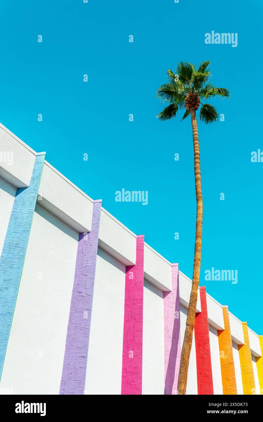 Saguaro Hotel mit Palmen und farbenfroher minimaler Architektur in Palm Springs, Kalifornien Stockfoto