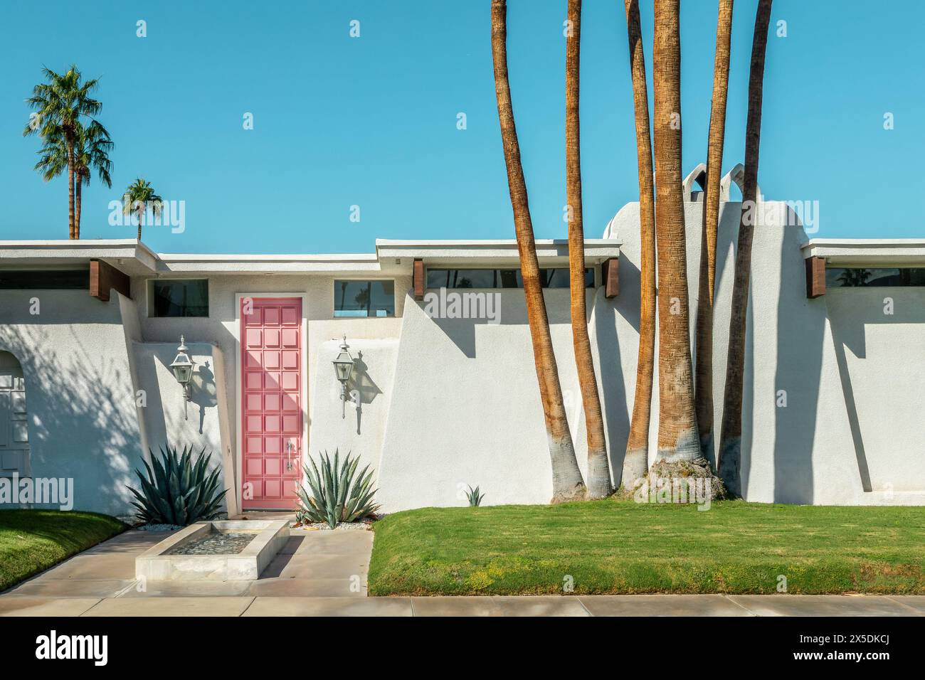 Modernes Gebäude aus der Mitte des Jahrhunderts mit farbenfroher Tür in Palm Springs, Kalifornien Stockfoto