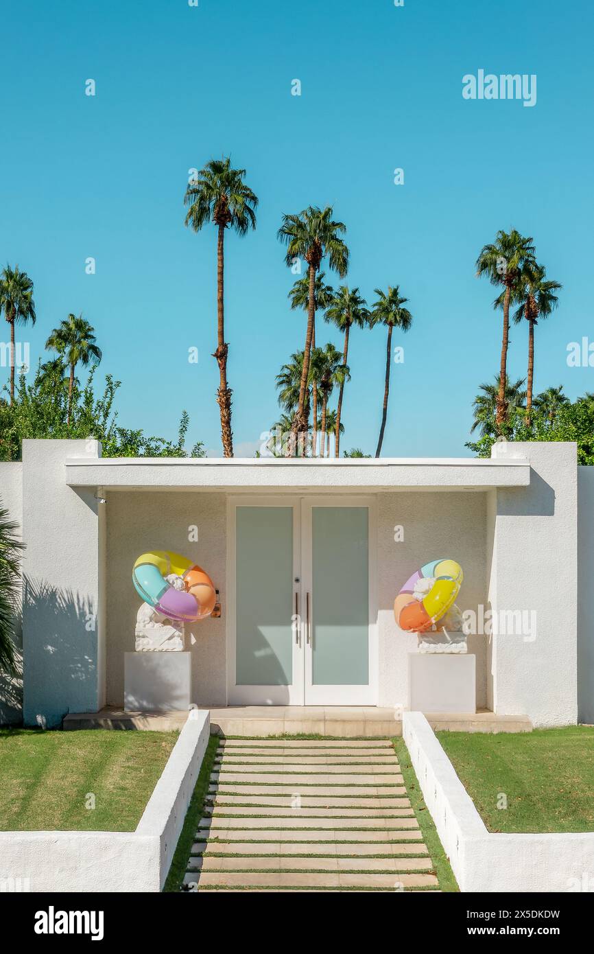 Tür zu einem modernen Gebäude aus der Mitte des Jahrhunderts in Palm Springs, Kalifornien Stockfoto