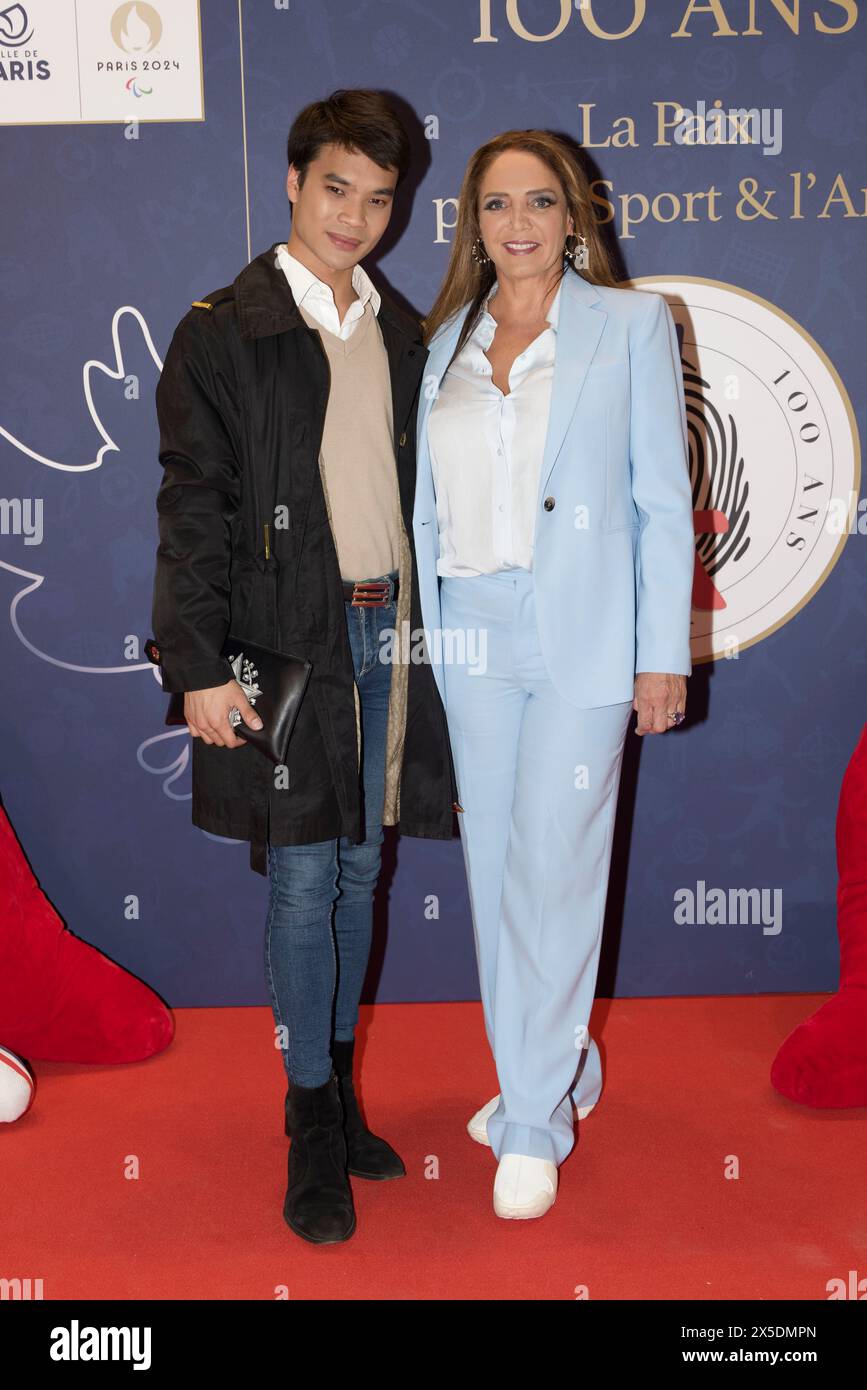 Paris, Frankreich. Mai 2024. Model und Schauspieler Jeremy Bellet und Sänger Singrid Campion nehmen an der Ausstellung „Empreinte 100 ans“ Teil. Stockfoto