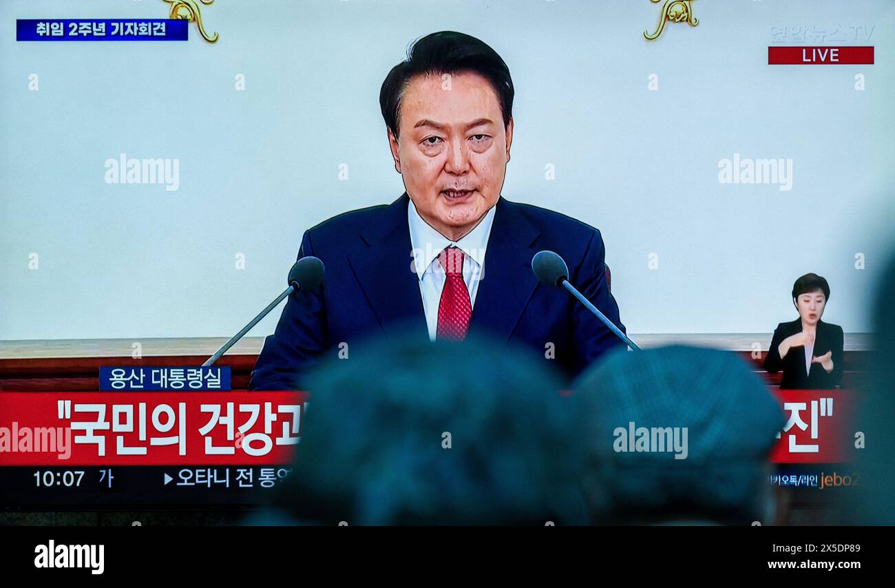 Seoul, Südkorea. Mai 2024. Eine 24-stündige Fernsehsendung von Yonhapnews am Bahnhof Yongsan in Seoul zeigt die Rede von Präsident Yoon Suk Yeol an die Nation anlässlich des zweiten Jahrestages seiner Präsidentschaft im Präsidentenamt. Quelle: SOPA Images Limited/Alamy Live News Stockfoto