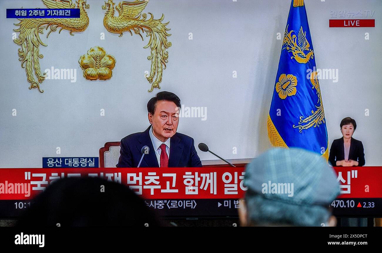 Seoul, Südkorea. Mai 2024. Eine 24-stündige Fernsehsendung von Yonhapnews am Bahnhof Yongsan in Seoul zeigt die Rede von Präsident Yoon Suk Yeol an die Nation anlässlich des zweiten Jahrestages seiner Präsidentschaft im Präsidentenamt. Quelle: SOPA Images Limited/Alamy Live News Stockfoto