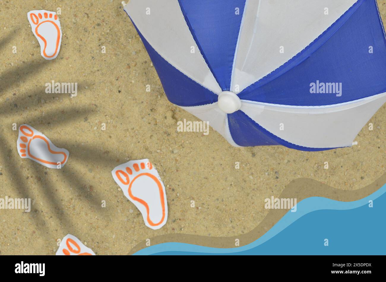 Foto gemischt mit Zeichnungen und Grafiken: Sonnenschirm, gezeichnete Fußabdrücke und ein Meer als Grafik. Sommerstimmung. Stockfoto