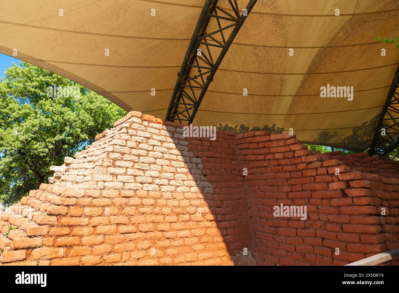 Troy II-Wände mit modernen rekonstruierten Tonziegeln. Troja archäologische Stätte in Canakkale Türkei. Stockfoto