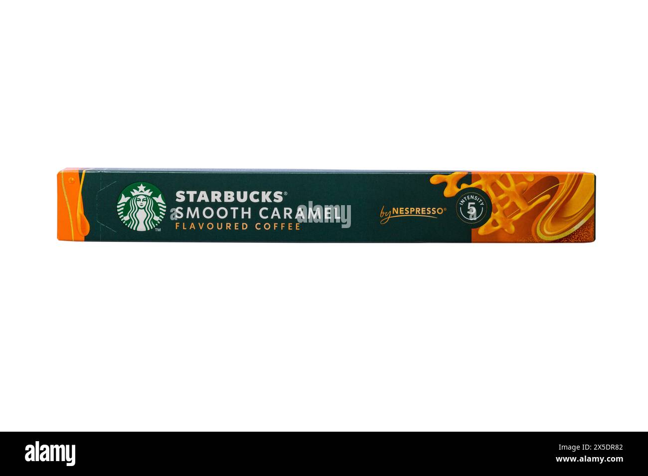 Schachtel mit Starbucks Smooth Caramel aromatisierten Kaffeekapseln von Nespresso isoliert auf weißem Hintergrund Stockfoto