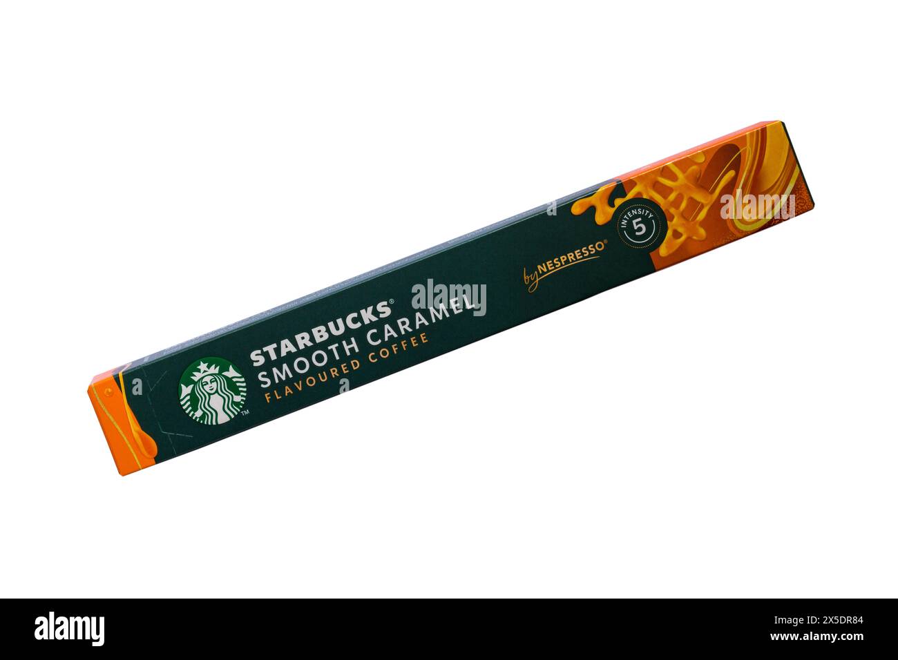Schachtel mit Starbucks Smooth Caramel aromatisierten Kaffeekapseln von Nespresso isoliert auf weißem Hintergrund Stockfoto