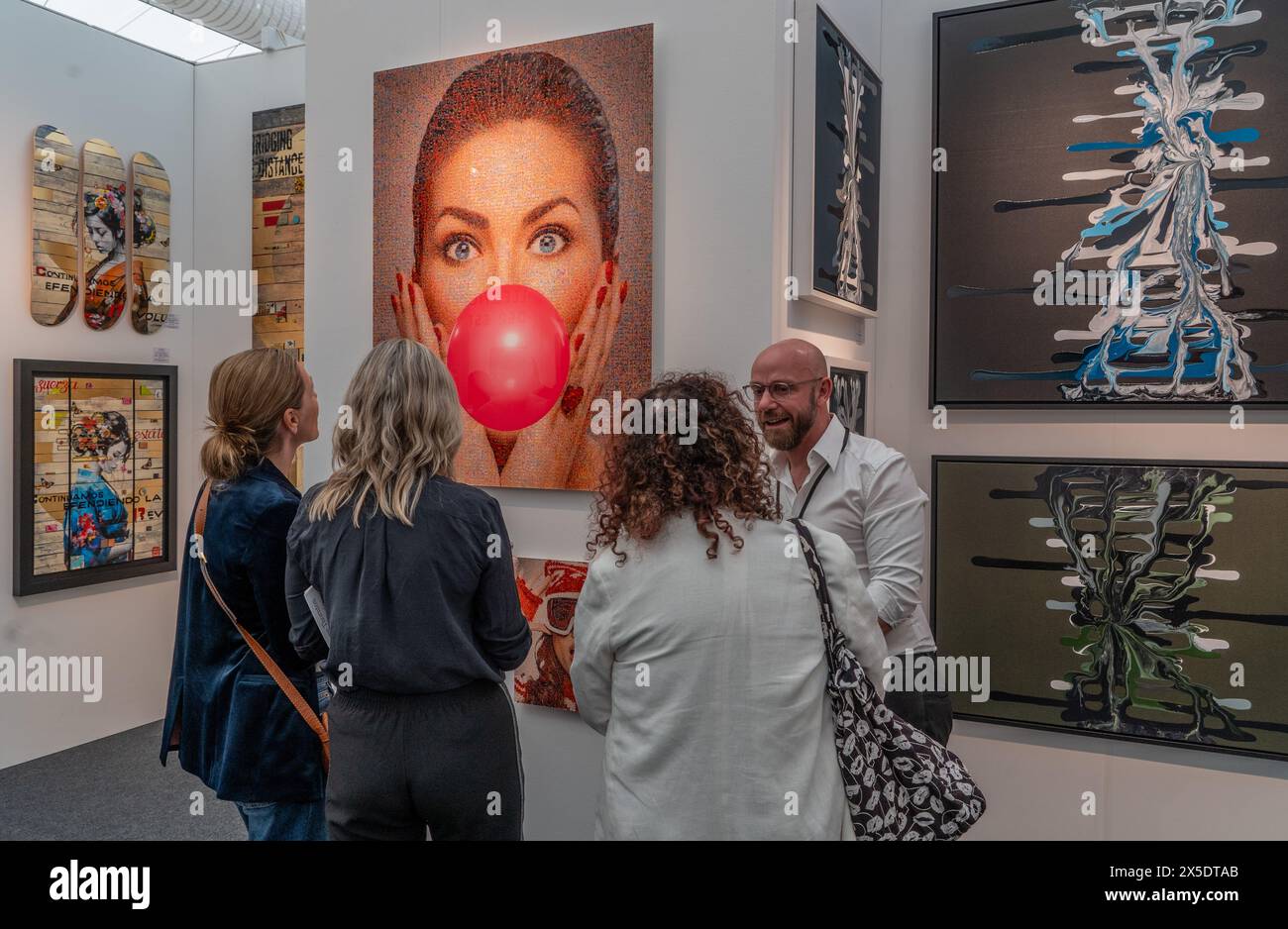 Besucher, Kunsthändler und Galeristen auf der erschwinglichen Kunstmesse in Hampstead Heath, London, England, Großbritannien Stockfoto