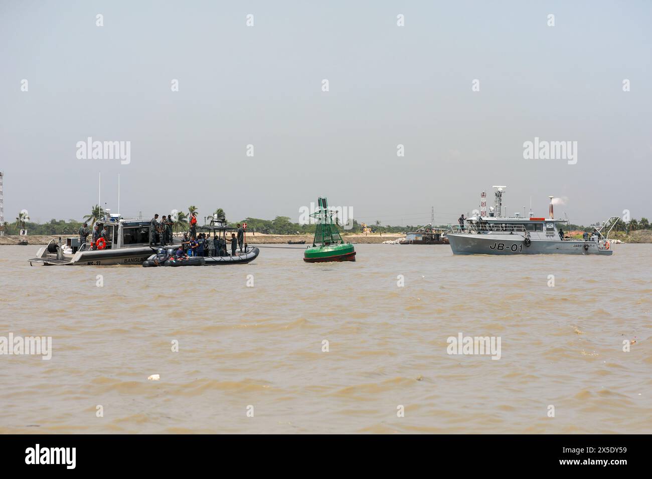 Ein Trainerflugzeug (YAK130) der Bangladesch Air Force ist am Karnaphuli River in Chattogram aufgrund eines mechanischen Fehlers abgestürzt. Stockfoto