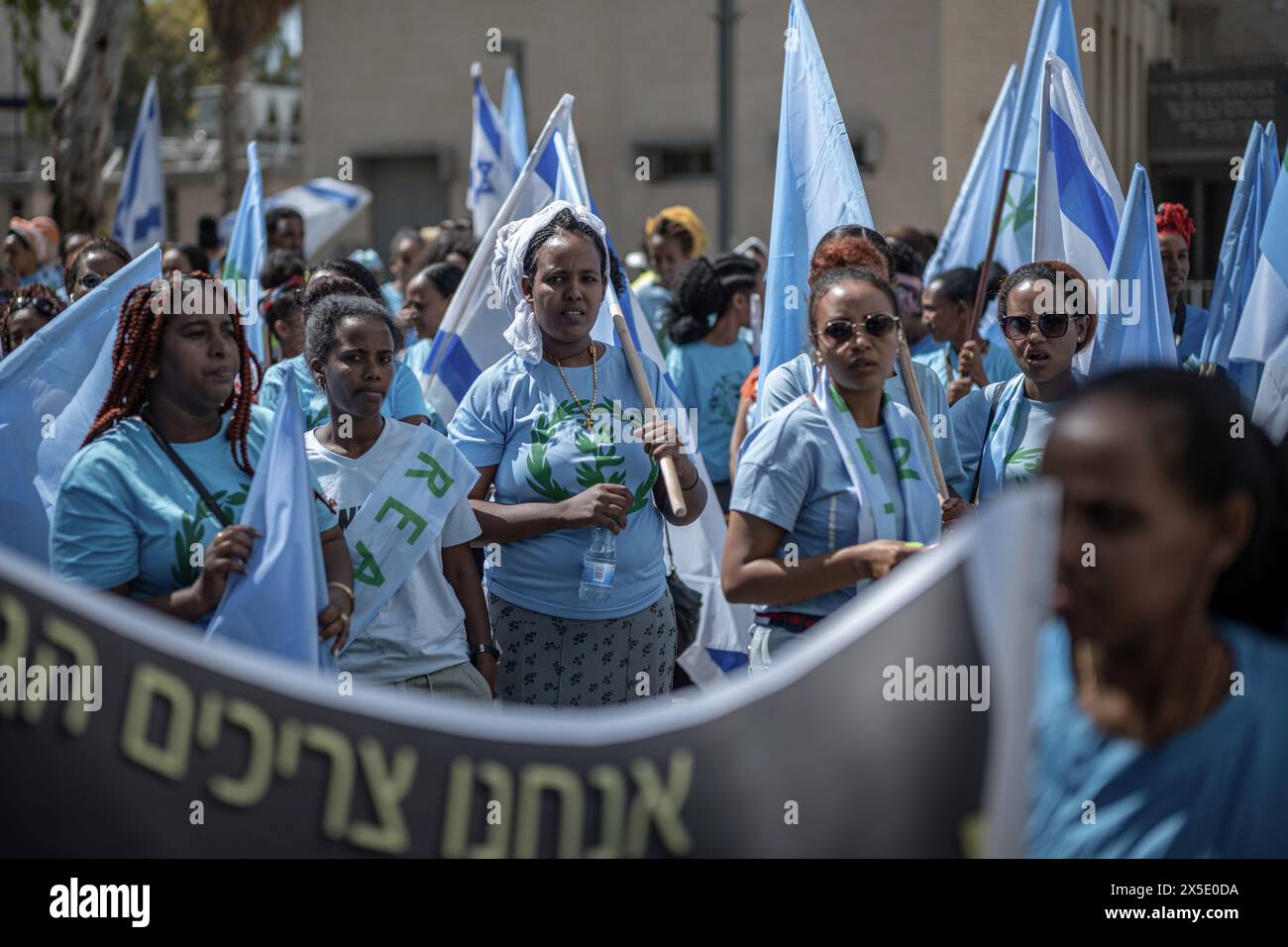 Tel Aviv, Israel. Mai 2024. Eritreer nehmen an einem Protest vor der Polizeiwache des Bezirks Tel Aviv vor dem eritreischen Unabhängigkeitstag Teil. Quelle: Ilia Yefimovich/dpa/Alamy Live News Stockfoto