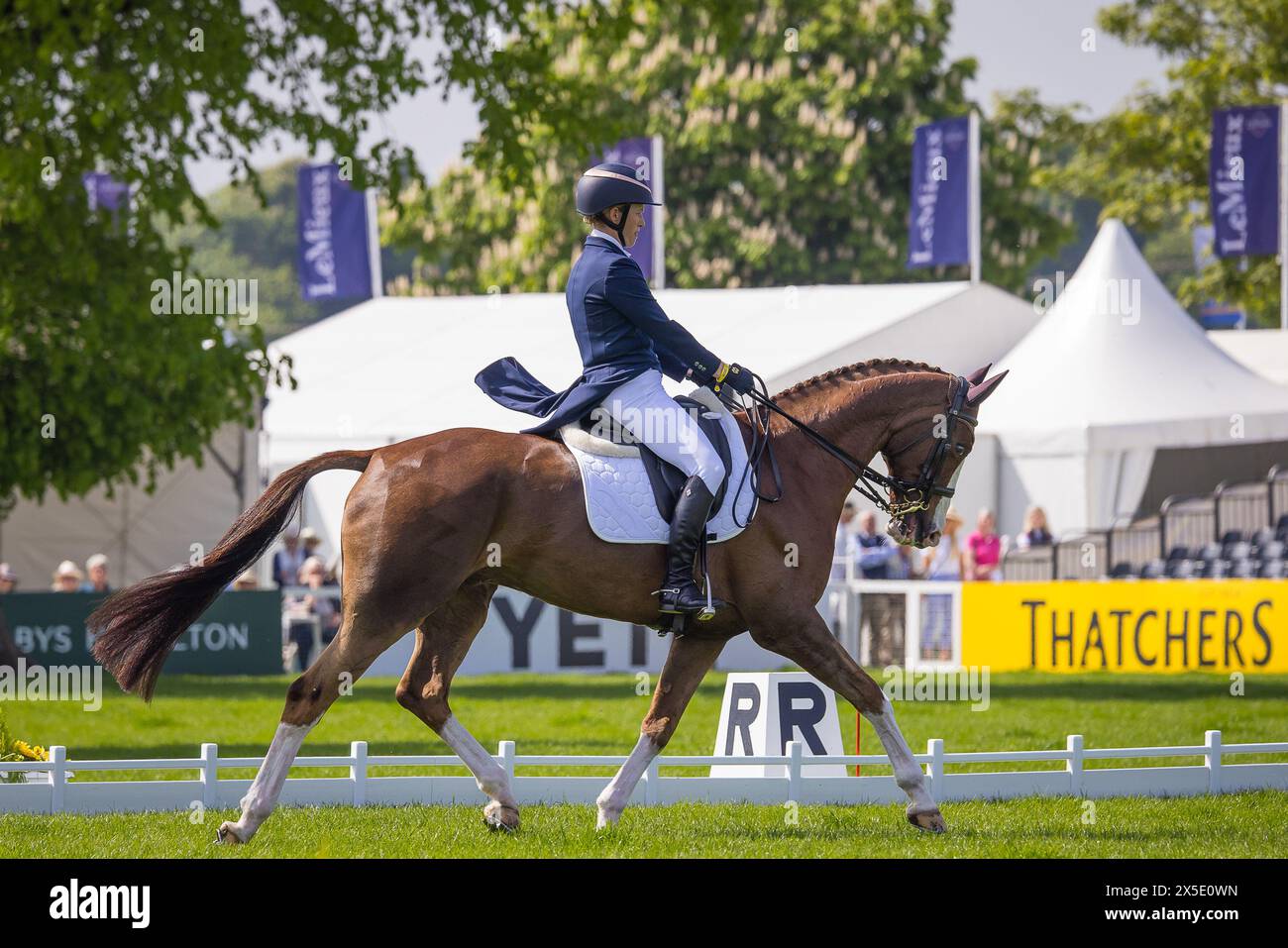 Badminton, Großbritannien. Mai 2024. Zara Tindall absolviert ihren Dressurtest bei den Mars Badminton Horse Trials, beobachtet von ihrem Vater Captain Mark Phillips, einem viermaligen Sieger der prestigeträchtigen Veranstaltung. Zara Riding Your Horse Class Affair beendete den Test mit einer Bonusnote von 63,70 Credit: David Betteridge/Alamy Live News Stockfoto