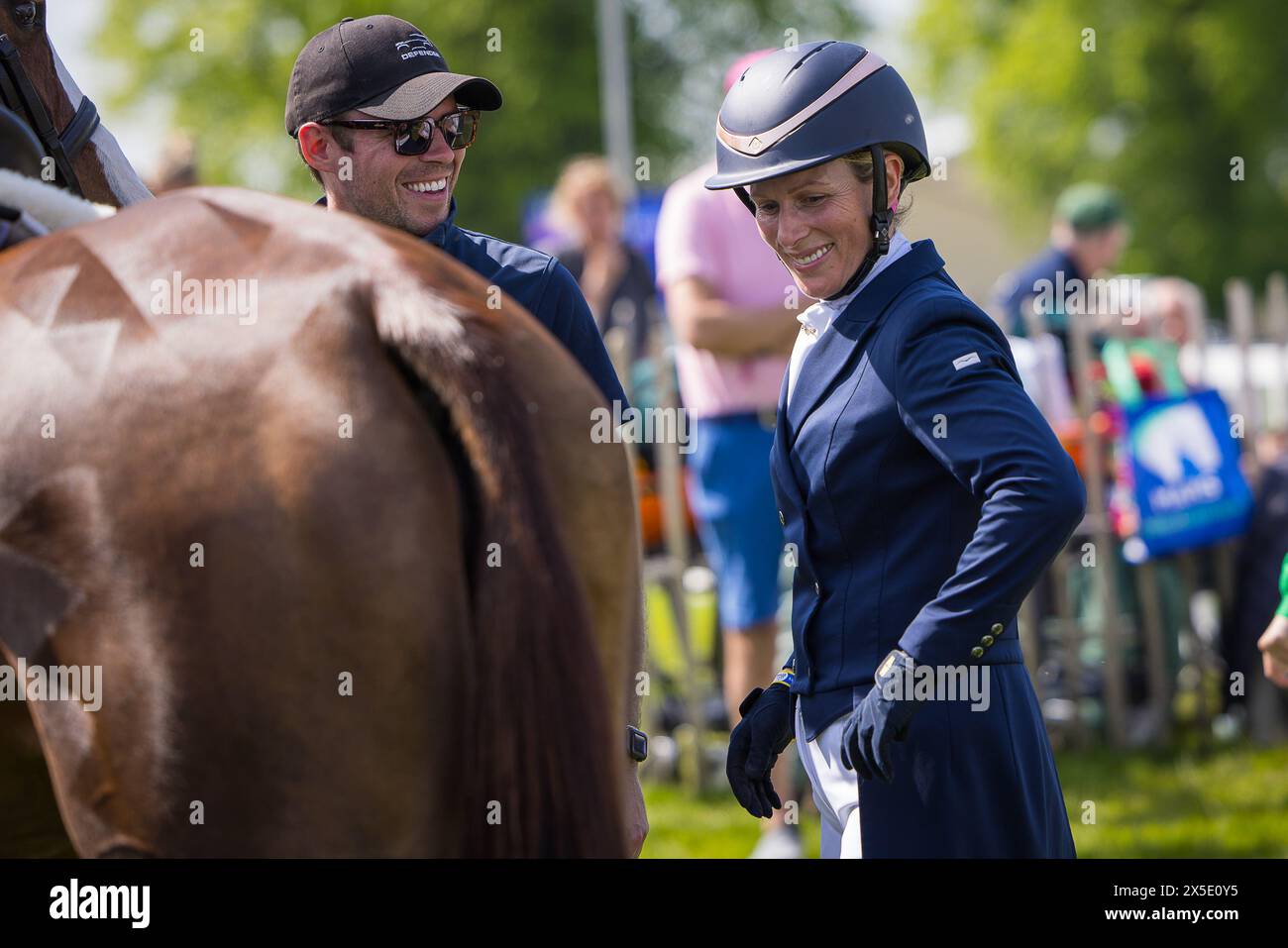 Badminton, Großbritannien. Mai 2024. Zara Tindall absolviert ihren Dressurtest bei den Mars Badminton Horse Trials, beobachtet von ihrem Vater Captain Mark Phillips, einem viermaligen Sieger der prestigeträchtigen Veranstaltung. Zara Riding Your Horse Class Affair beendete den Test mit einer Bonusnote von 63,70 Credit: David Betteridge/Alamy Live News Stockfoto