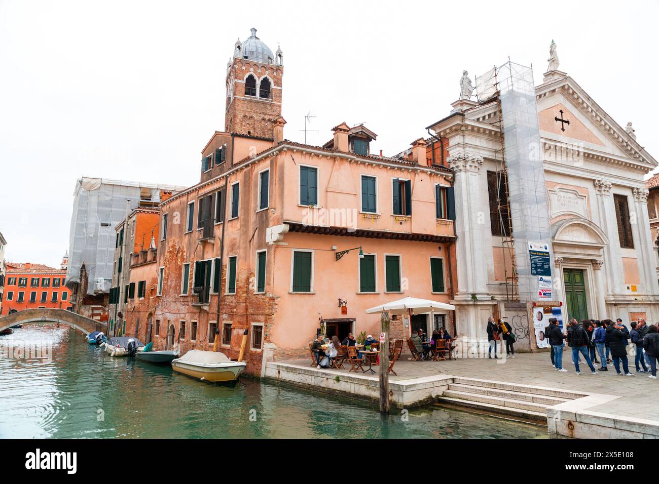 Venedig, Italien - 2. April 2022: Santa Fosca ist eine Kirche in der Sestiere von Cannaregio von Venezia. Neben der Strada Nova liegt sie gegenüber dem Lager Stockfoto