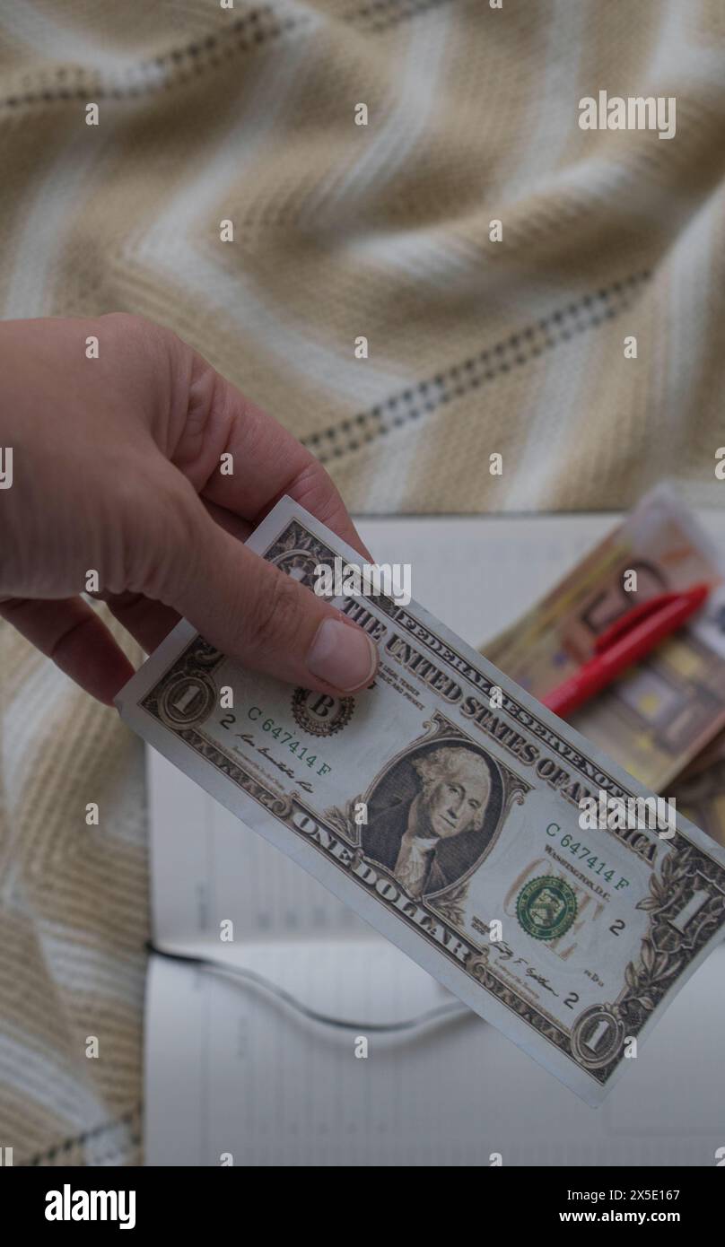 Nahaufnahme einer Hand, die Papiergeld zählt. Economy-Konzept Stockfoto