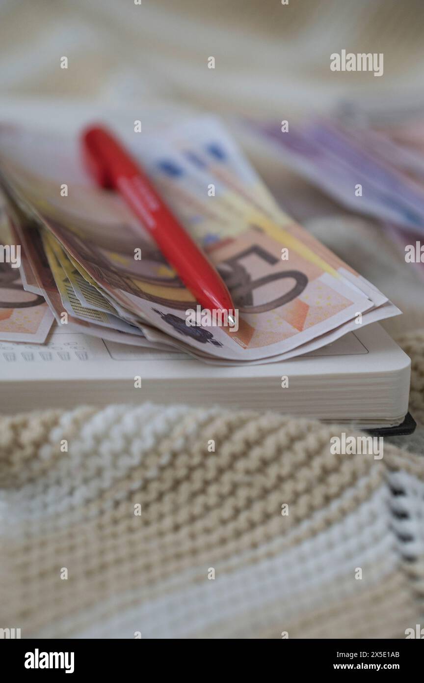 Notizbuch mit leerem Blatt und Papiergeld. Economy-Konzept Stockfoto