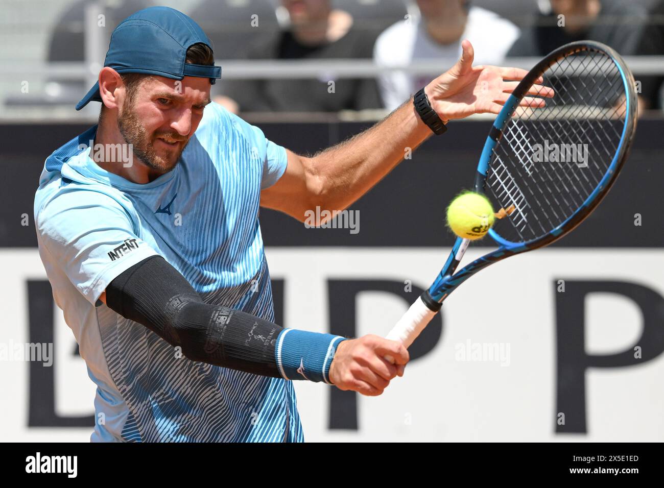 Rom, Italien. Mai 2024. Andrea Vavassori von Italien im Spiel gegen Dominik Koepfer von Deutschland beim Internazionali BNL d’Italia 2024 Tennis Turnier im Foro Italico in Rom, Italien am 9. Mai 2024. Quelle: Insidefoto di andrea staccioli/Alamy Live News Stockfoto