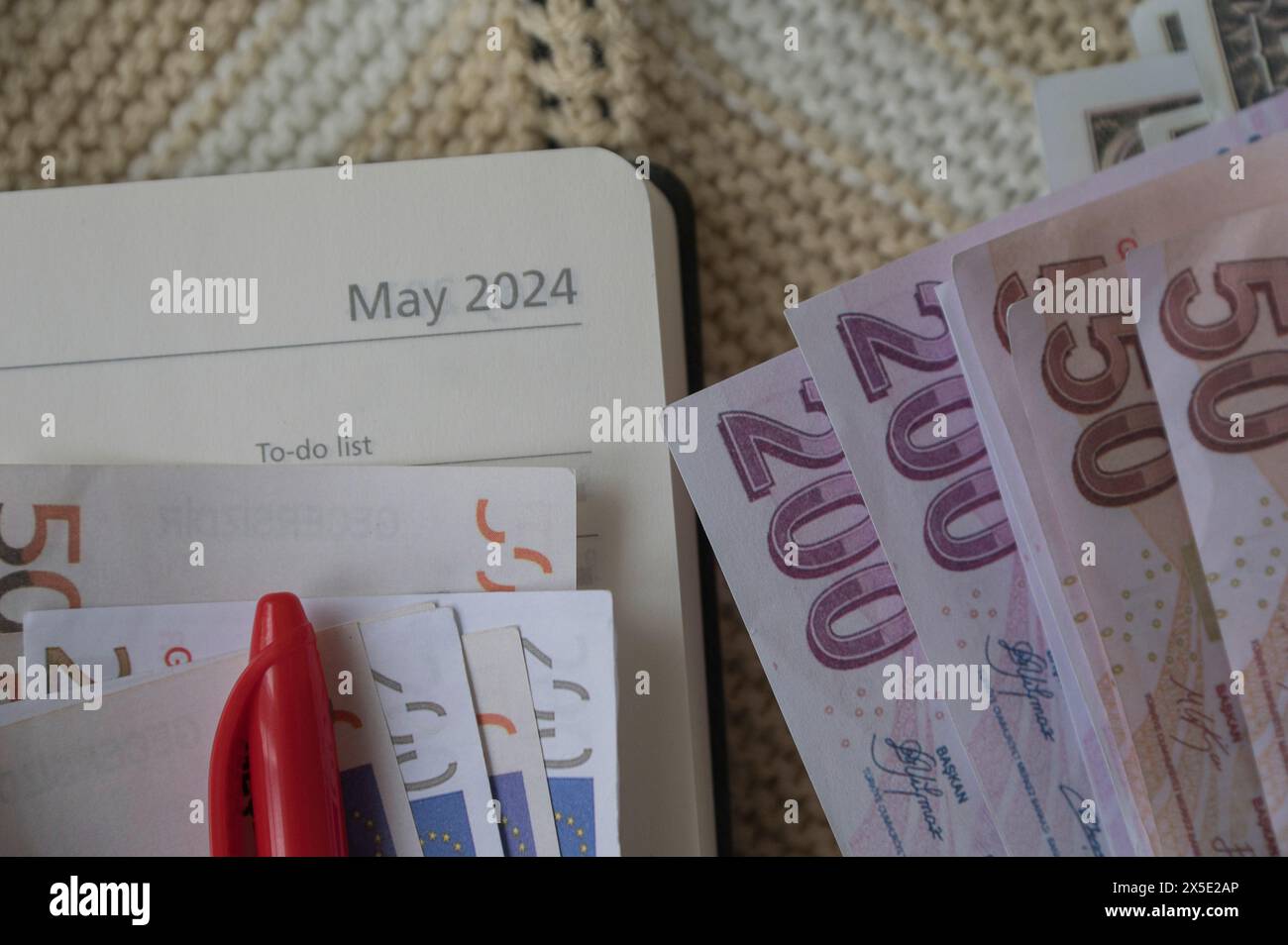 Notizbuch mit leerem Blatt und Papiergeld. Economy-Konzept Stockfoto