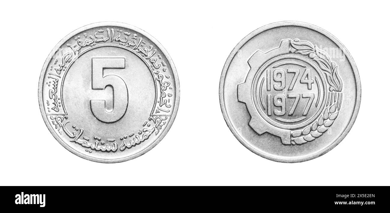 Vorder- und Rückseite von 1974 5 Centimes algerische Aluminiummünze isoliert auf weißem Hintergrund Stockfoto