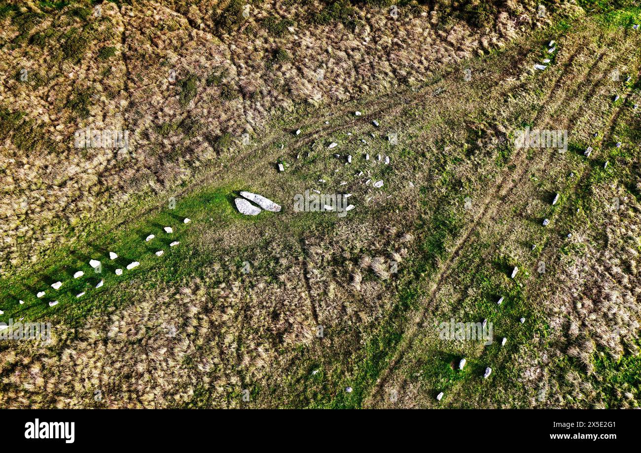 Schaufeln Sie Steinreihen prähistorischer Komplex, Dartmoor, Devon, Großbritannien. Wahrscheinlich Bronzezeit. Der vierfache Kreis mit Zeile 2 links und Zeile 4 rechts. Antenne Stockfoto