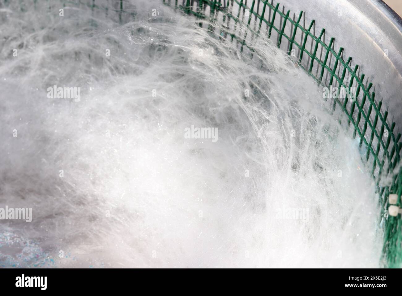 Zuckerwatte herstellen. Konzept des Kochens von Street Food und Karneval lecker. Stockfoto