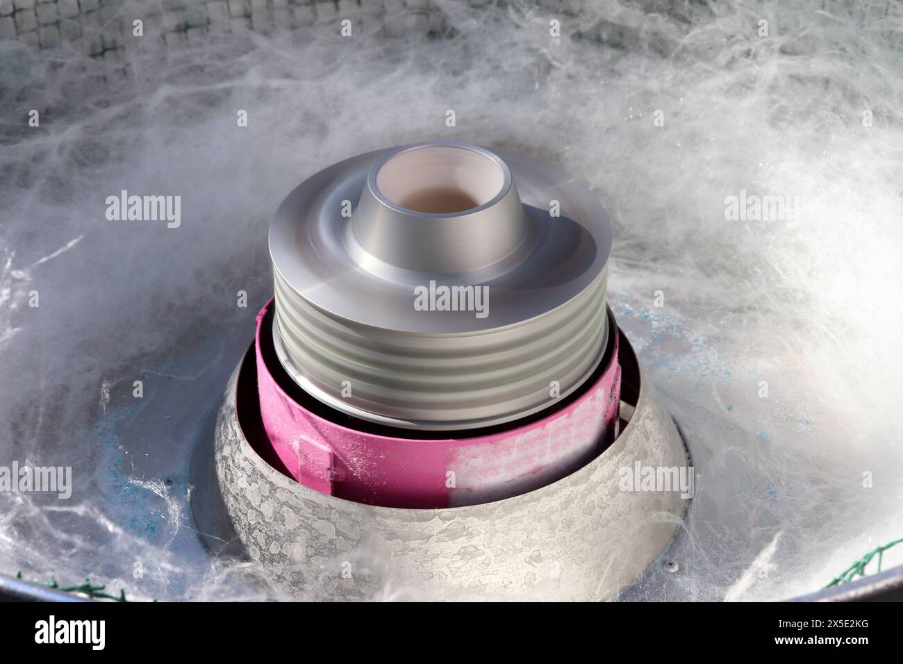Zuckerwatte herstellen. Konzept des Kochens von Street Food und Karneval lecker. Stockfoto