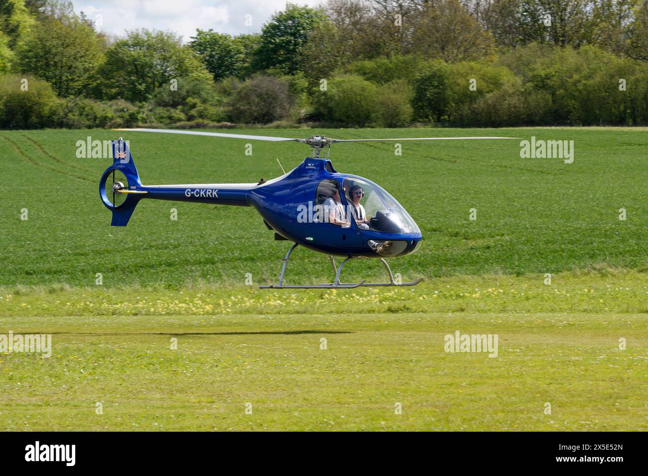 Der Smart Blue Guimbal Cabri Helicopter G-CKRK trifft auf dem Popham Airfield nahe Basingstoke in Hampshire ein, um an dem jährlichen Microlight Fly in teilzunehmen Stockfoto