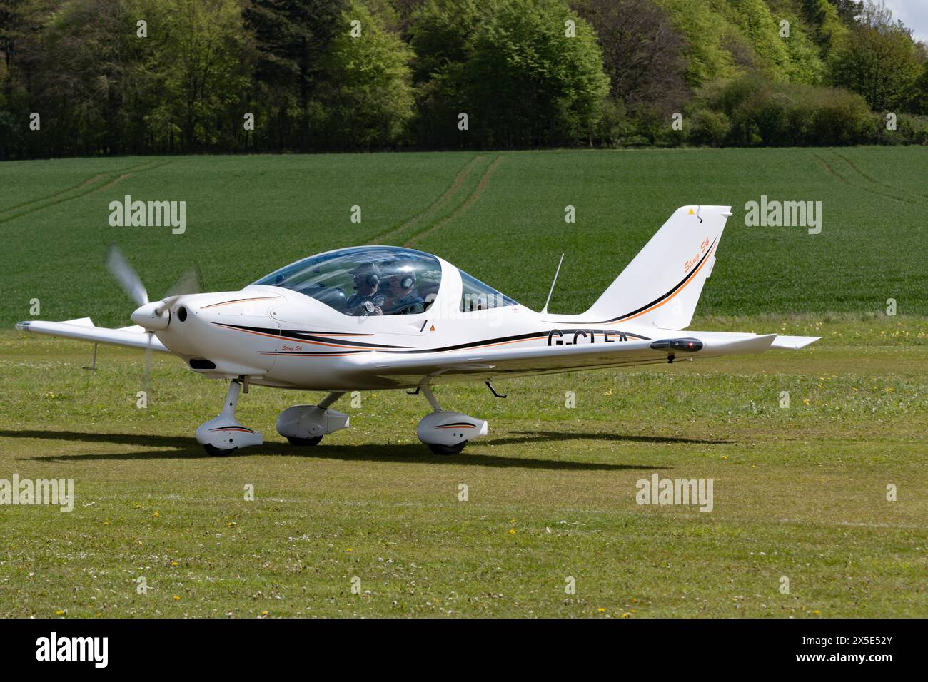 Das schlanke, ultraleichte TL Sport Sting S4-Flugzeug G-CLFA trifft auf dem Luftfeld Popham in Hampshire ein, um den jährlichen Microlight-Fly-in zu besuchen. Stockfoto