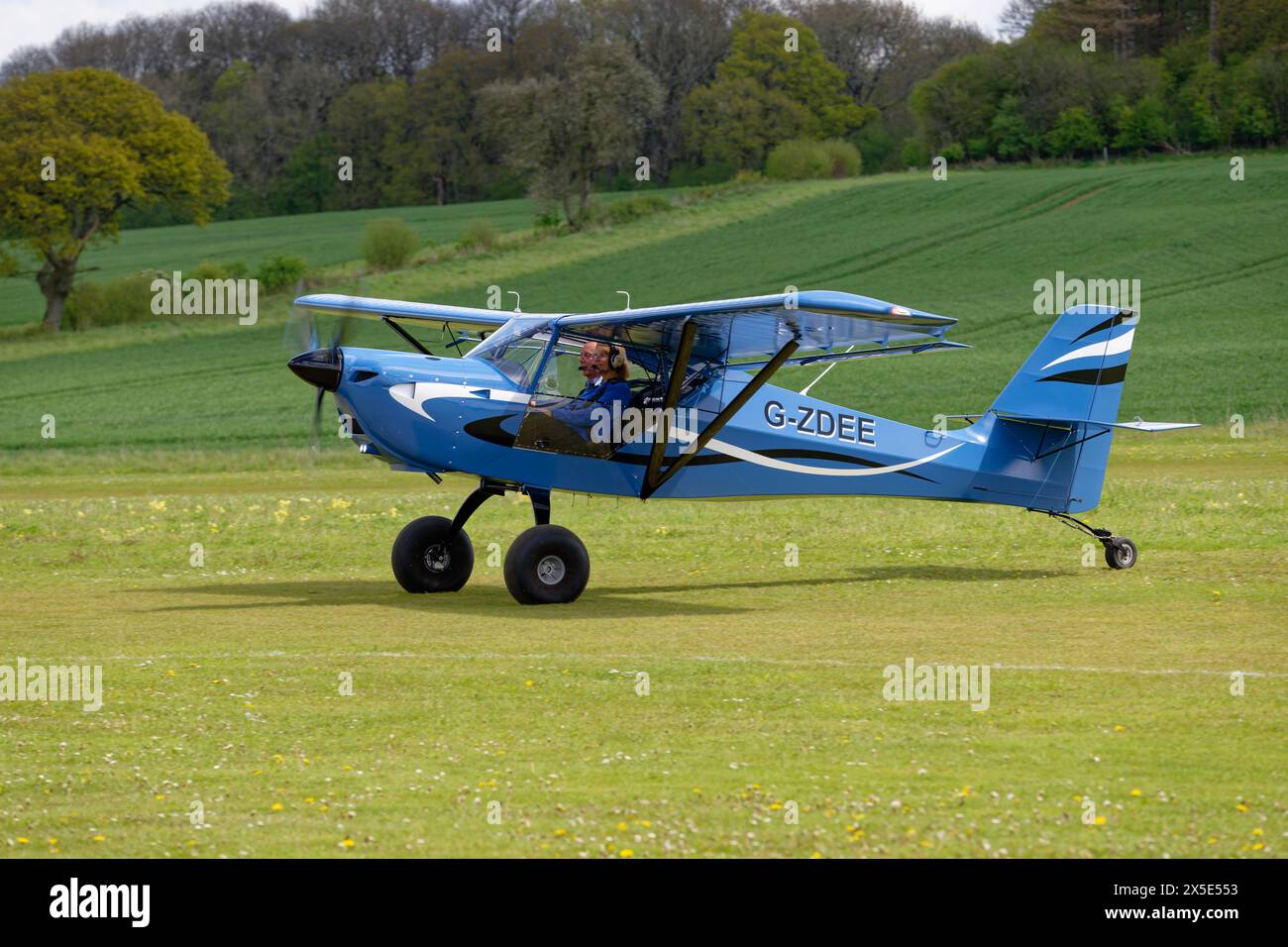 Der makellos aussehende Eurofox Ultralight Taildragger kommt auf dem Popham Airfield nahe Basingstoke in Hamshire England zur Messe an und fliegt ein Stockfoto