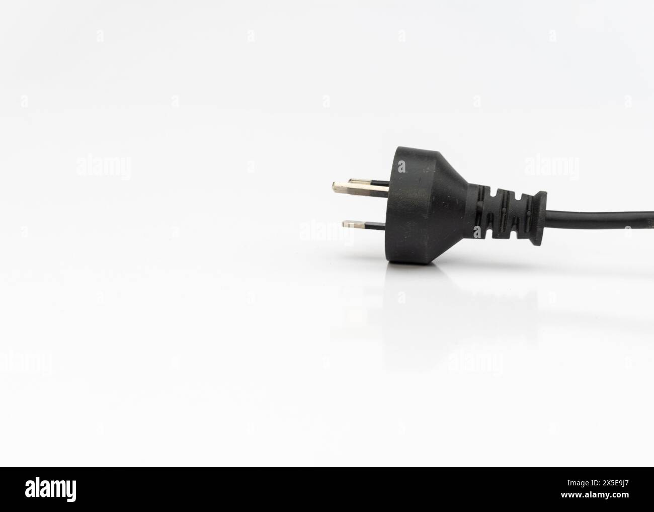 Stecker mit drei Kontakten isoliert auf weißem Hintergrund Stockfoto