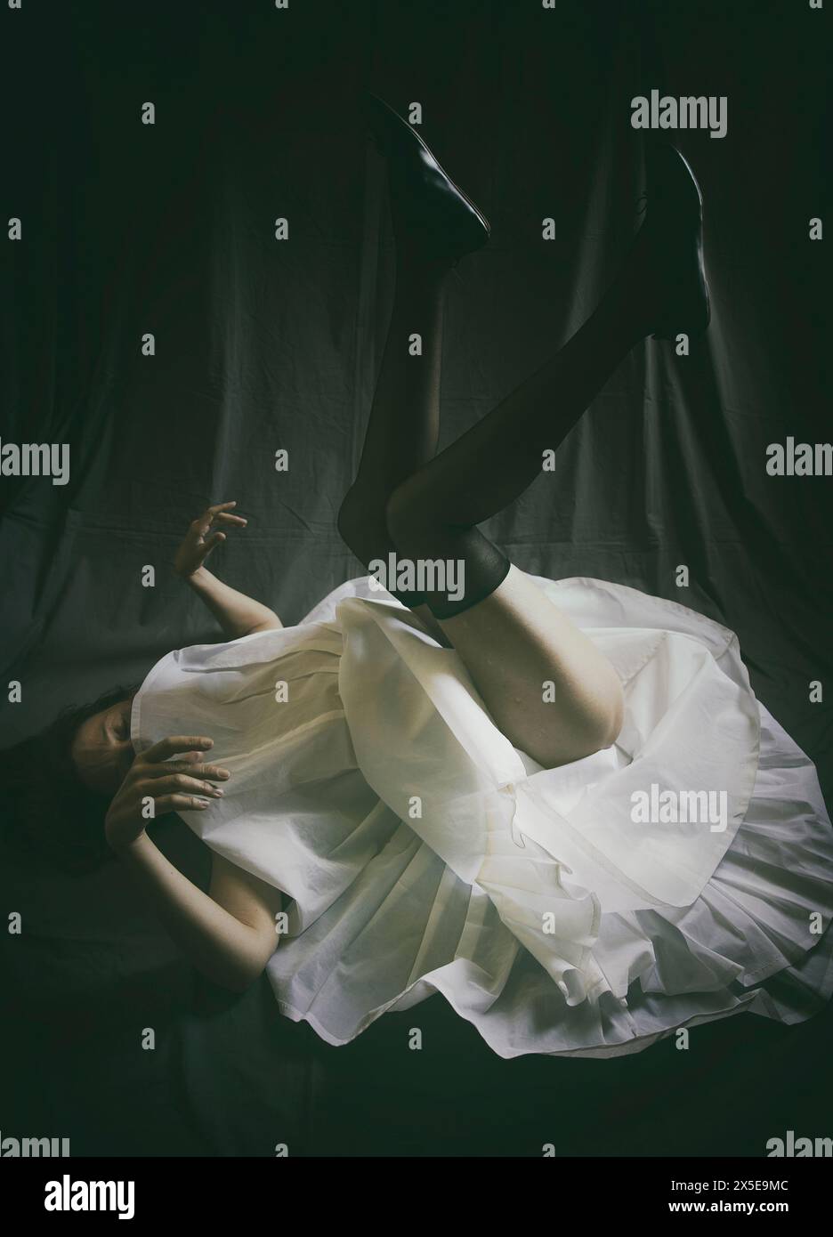 Tänzerin, die auf dem Boden liegt, mit den Beinen in einer desolaten Haltung, spanien Stockfoto