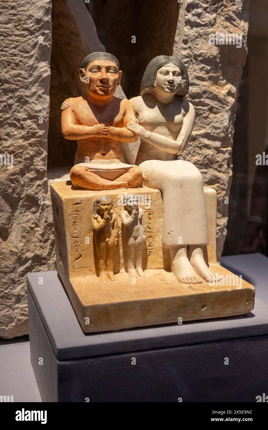 Eine gemalte Kalksteinstatue von Seneb und seiner Familie. Es stammt von der späten 5. Bis zur frühen 6. Dynastie. Ein Zwerg, aber ein hochrangiges offizielles Kairo Museum. Stockfoto