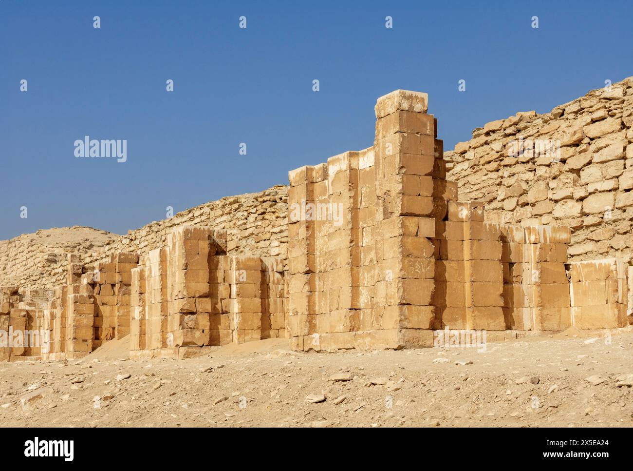 Teil des Grabkomplexes von Djoser, in der Nekropole von Sakkara in Oberägypten. Stockfoto